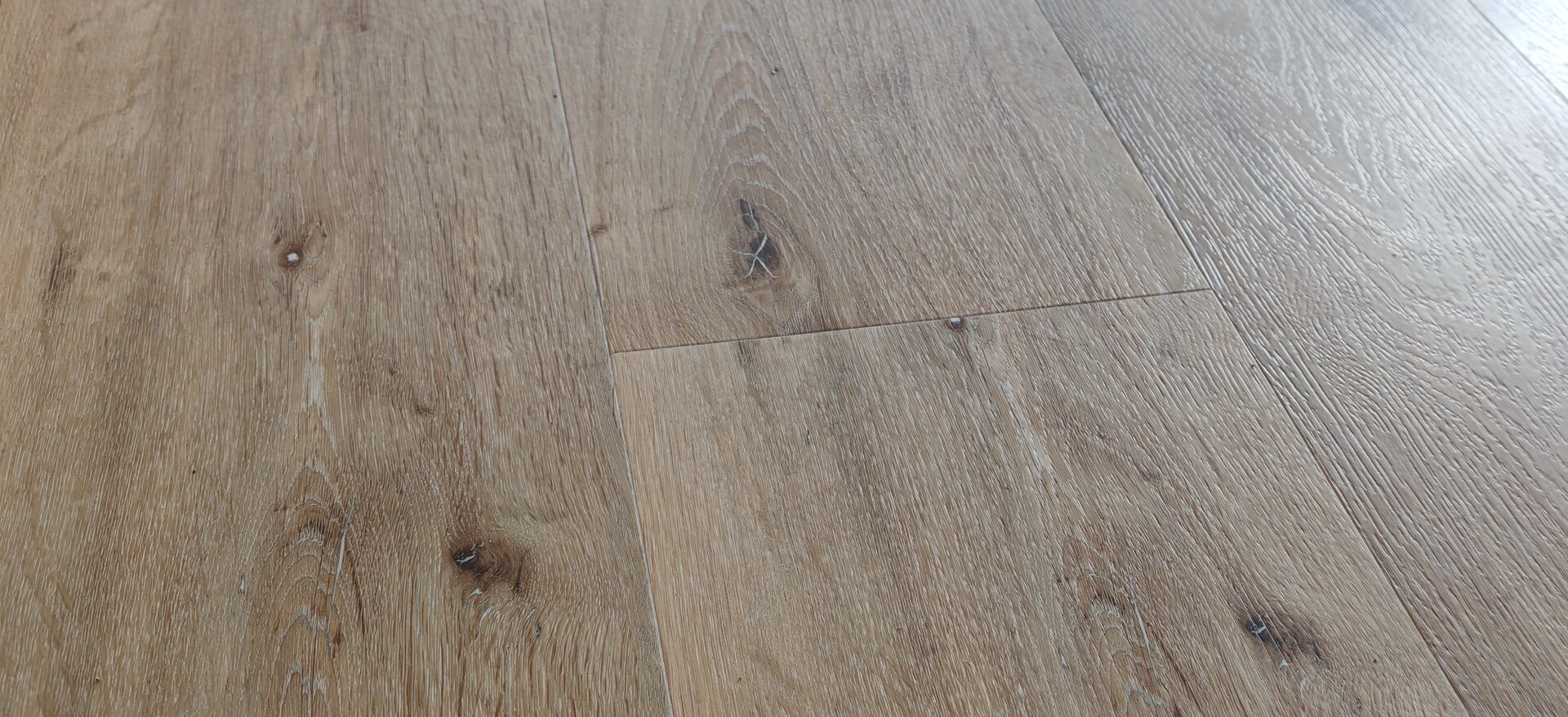 Detail povrchu – BUKOMA U‑CLICK XL Dub Světlý Vintage, registrovaný emboss